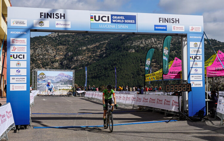 Raúl Rodríguez logra una plaza para el Mundial de gravel que acogerá Francia 1 Raúl, entrando en la meta de la prueba castellonense. / EXTREMADURA ECOPILAS