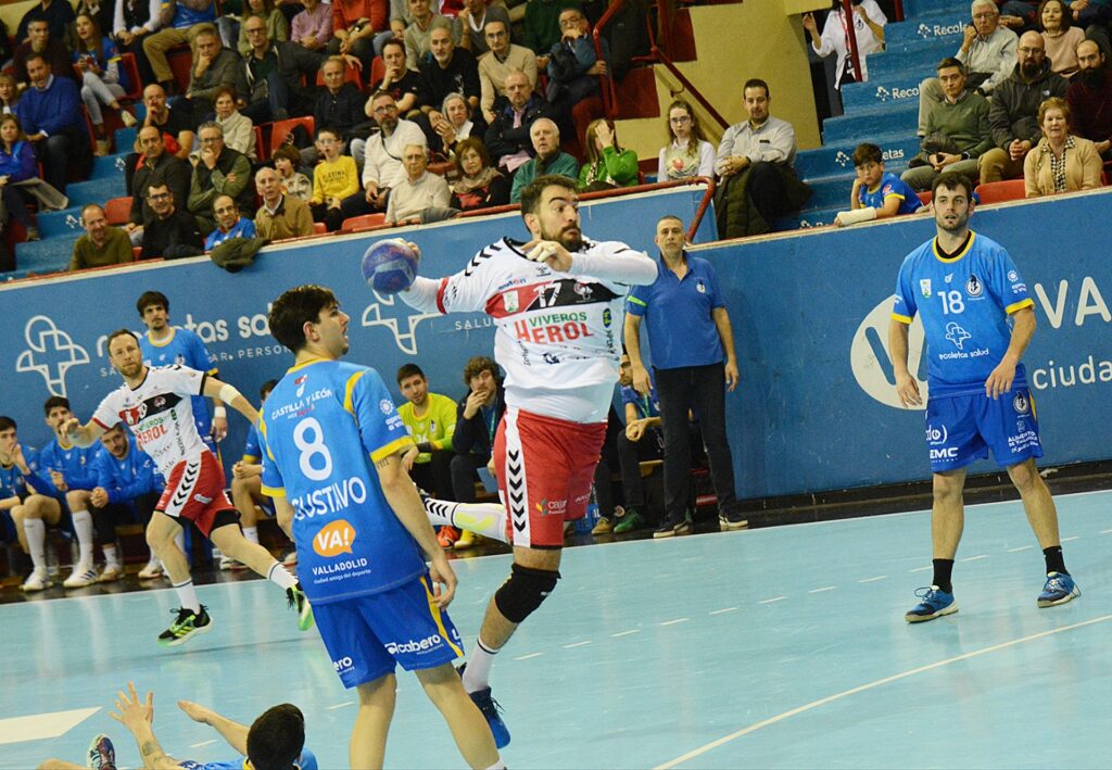 El Balonmano Nava se queda sin aire en el derbi (35-32) 2 02 2