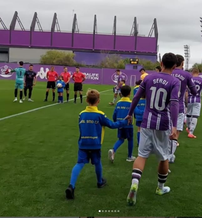 Jugadores de la cantera del Real Sitio saliendo al campo./ REAL SITIO