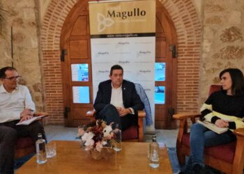 Tomás Roncero, junto a Manuel Pacheco y Ana Vázquez./ ASPD