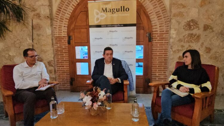 Tomás Roncero, junto a Manuel Pacheco y Ana Vázquez./ ASPD