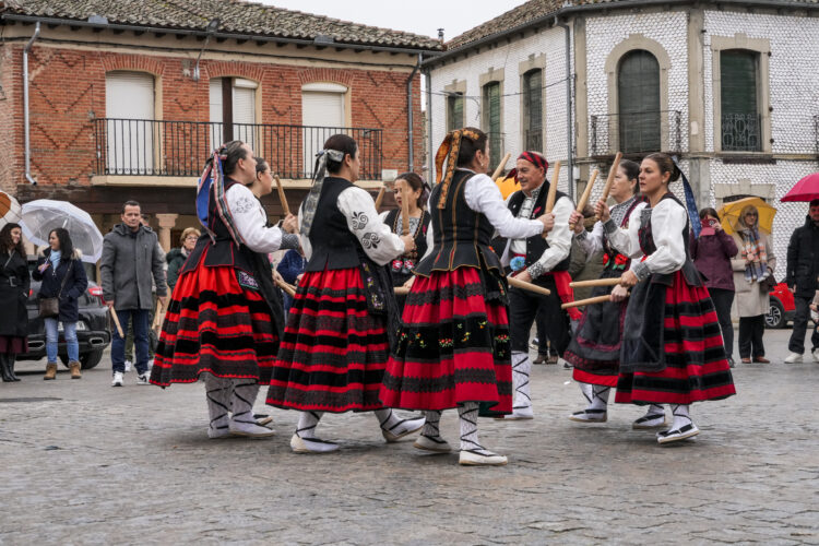 Aguilafuente celebró la festividad de San Blas y Las Candelas a ritmo de paloteo 1 Danzantes paloteando / E.A.