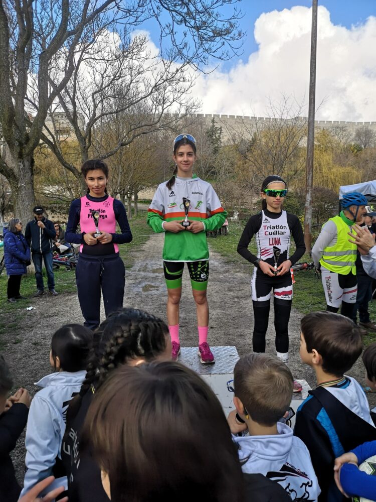 Uno de los podios de las categorías de menores de duatlón cuellarano./ FTCYL