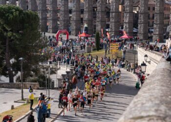 Salida de una pasada edición de la Carrera Monumental Innoporc Ciudad de Segovia./ E.A.