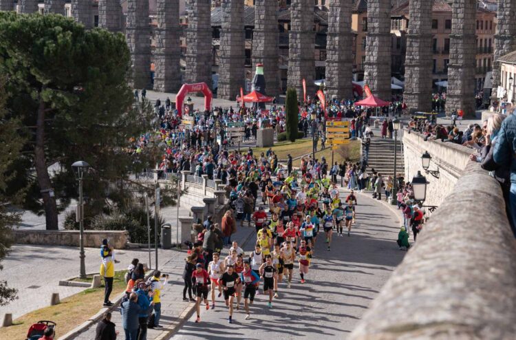 La Monumental cierra los 2.000 participantes 1 Salida de una pasada edición de la Carrera Monumental Innoporc Ciudad de Segovia./ E.A.