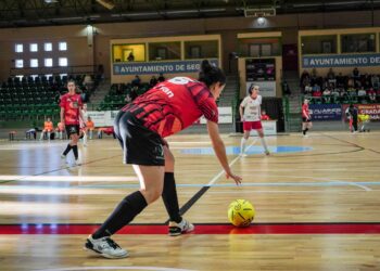 Cris de Andrés se dispone a ejecutar un saque de banda./ HÉCTOR CRIADO