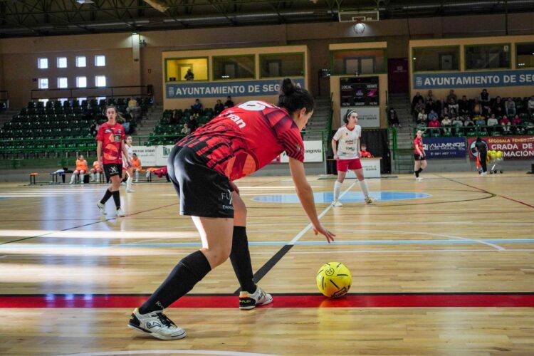 El Segosala firma su tercer triunfo consecutivo 1 Cris de Andrés se dispone a ejecutar un saque de banda./ HÉCTOR CRIADO