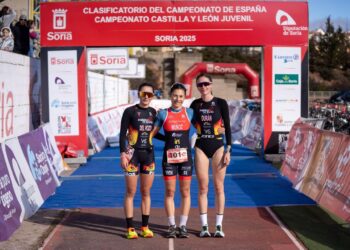 Marina Muñoz, en el centro, junto a Paula del Pozo y Laura Durán tras la prueba./ FTCYL