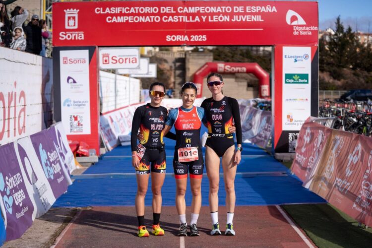 Marina Muñoz, en el centro, junto a Paula del Pozo y Laura Durán tras la prueba./ FTCYL