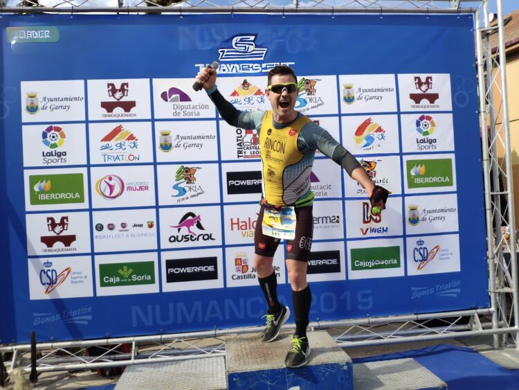 Javier Rincón, en el podio. / LUISJA