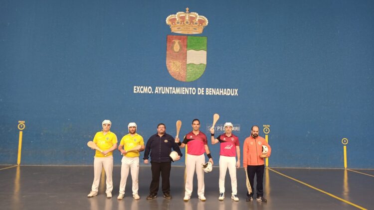 Los protagonistas del encuentro de paleta cuero./ CP VALLELADO