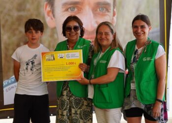 Cheque de 1.000 euros que todos los años se entrega a la AECC./ E.A.