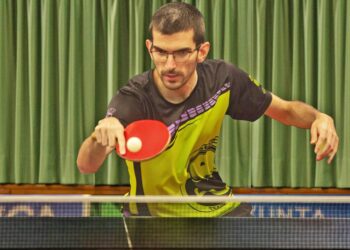 Daniel Sanz devuelve una bola de revés durante un encuentro./ SEGHOS