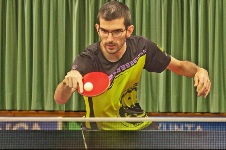 Daniel Sanz devuelve una bola de revés durante un encuentro./ SEGHOS