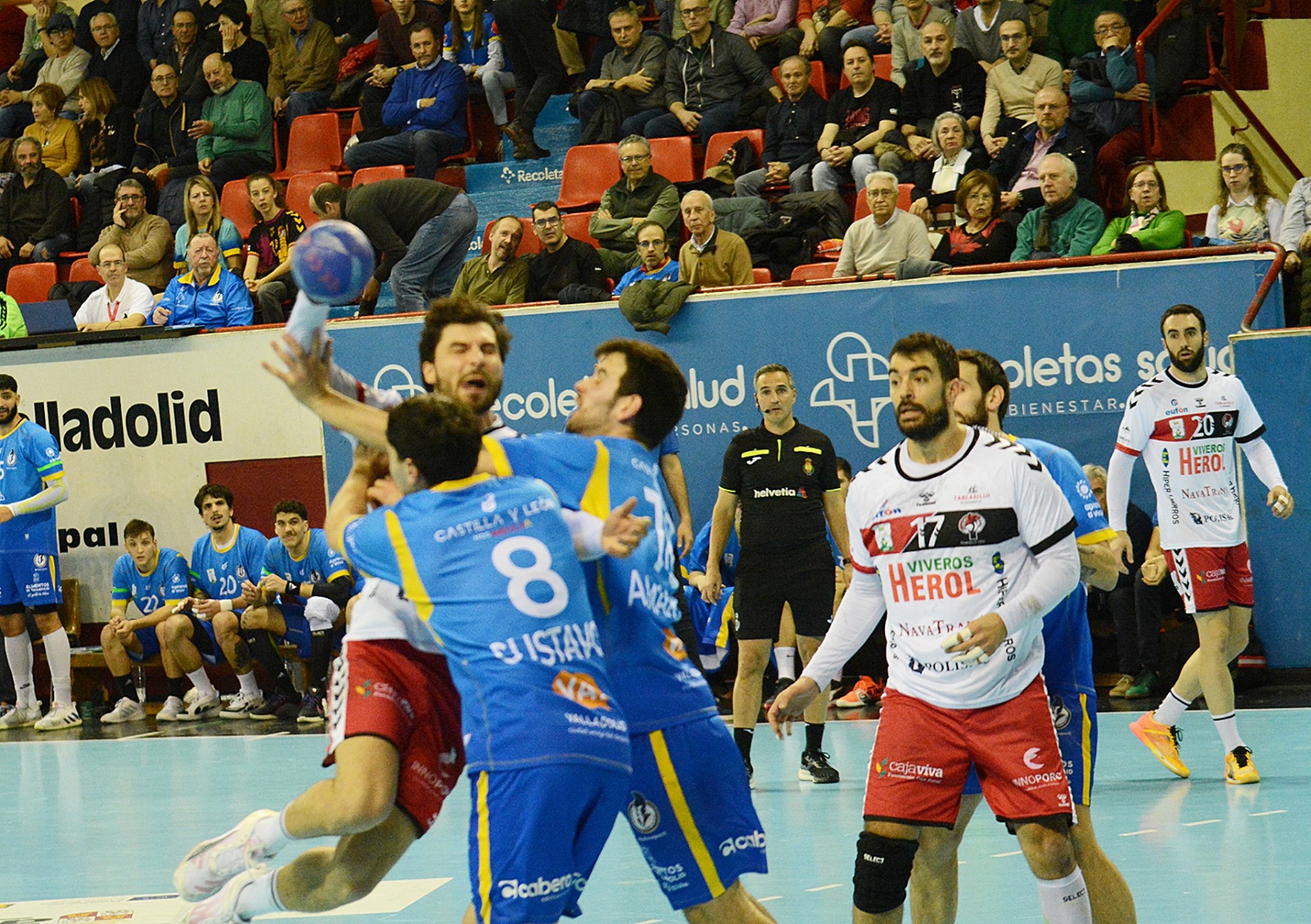El Balonmano Nava se queda sin aire en el derbi (35-32) 3 04 1