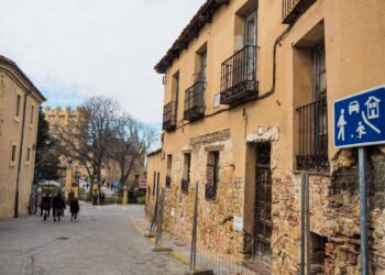 Casa de Maurice Fromkes, a la derecha, en la fachada de la calle Daoiz con el Alcázar en segundo plano, en la que se puede comprobar su deterioro exterior./ HÉCTOR CRIADO