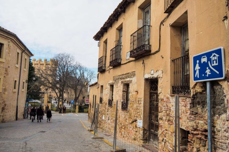 Casa de Maurice Fromkes, a la derecha, en la fachada de la calle Daoiz con el Alcázar en segundo plano, en la que se puede comprobar su deterioro exterior./ HÉCTOR CRIADO