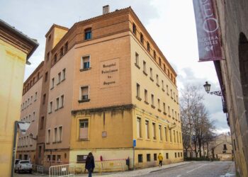 Fachada trasera del Hospital Policlínico de Segovia, sin actividad desde hace diecisiete años y en el que próximamente el Ministerio de Trabajo realizará actuaciones de limpieza./ HÉCTOR CRIADO