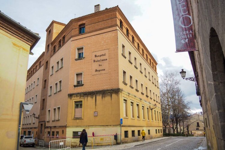 Fachada trasera del Hospital Policlínico de Segovia, sin actividad desde hace diecisiete años y en el que próximamente el Ministerio de Trabajo realizará actuaciones de limpieza./ HÉCTOR CRIADO