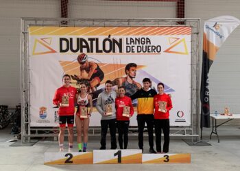 Marina Muñoz, en el centro del podio junto al ganador de la categoría masculina./ FTCYL
