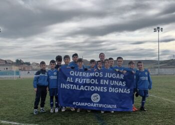 Jugadores benjamines reclamando el campo de hierba artificial./ CD CUÉLLAR