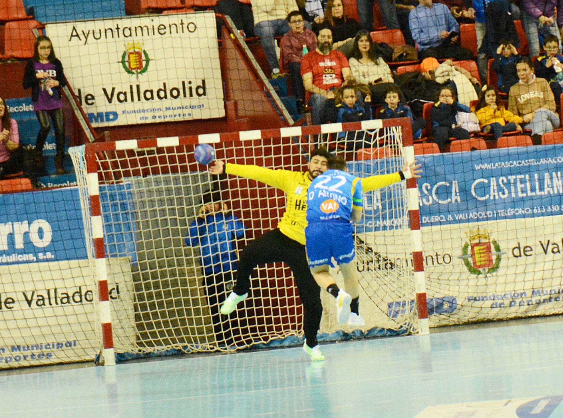 El Balonmano Nava se queda sin aire en el derbi (35-32) 4 06