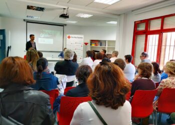 Familias de acogida con el presidente de Cruz Roja./ E.A.