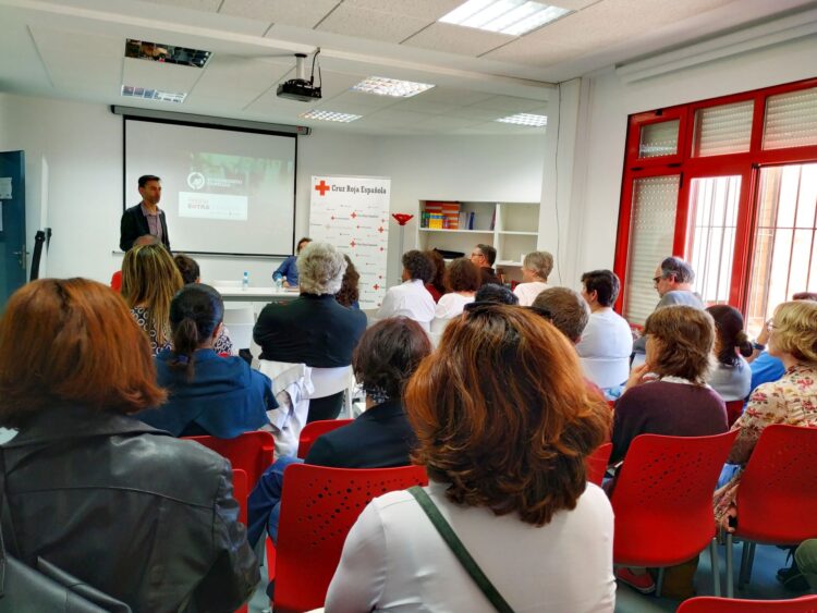 741 menores crecen en centros a la espera de una familia 1 Familias de acogida con el presidente de Cruz Roja./ E.A.