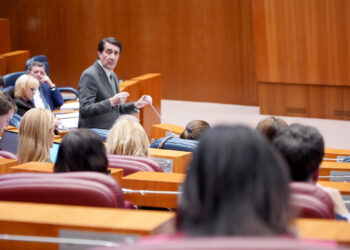 El Consejero de Medio Ambiente, Vivienda y Ordenación del Territorio durante su intervención en el Pleno. / Leticia Pérez