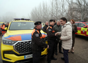 El Consejero de Medio Ambiente hace entrega de los nuevos vehículos. / Rubén Cacho