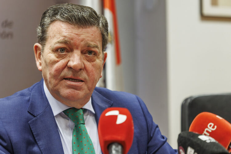 El Consejero de la Presidencia presenta el nuevo sistema de autoevaluación en Burgos. / Ricardo Ordóñez