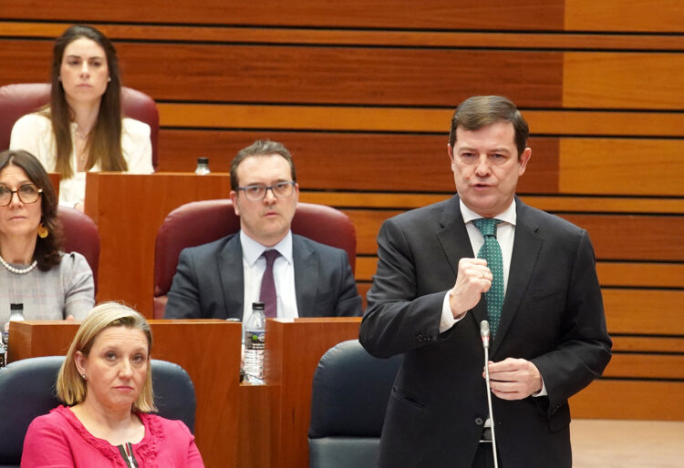 Fernández Mañueco durante su intervención en el Pleno de las Cortes de Castilla y León. / Miriam Chacón