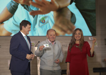 Fernández Mañueco hace entrega del carnet 60 CyL al Presidente de la Red de federaciones de Jubilados y Pensionistas. / Brágimo