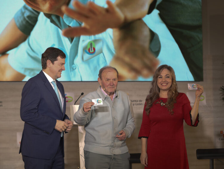 Fernández Mañueco hace entrega del carnet 60 CyL al Presidente de la Red de federaciones de Jubilados y Pensionistas. / Brágimo