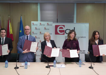 La Consejera de Industria firma el protocolo para el desarrollo del programa de Incorporación, Consolidación y Fidelización del Talento Joven. / Rubén Cacho