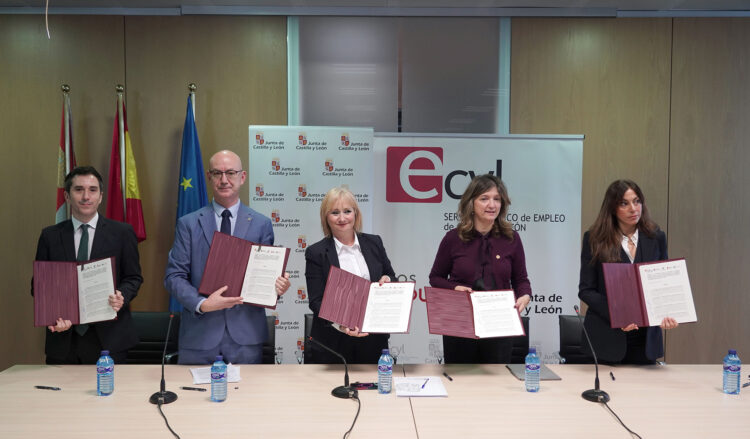 La Junta y las universidades públicas de la región ponen en marcha un plan de inserción laboral para jóvenes 1 La Consejera de Industria firma el protocolo para el desarrollo del programa de Incorporación, Consolidación y Fidelización del Talento Joven. / Rubén Cacho