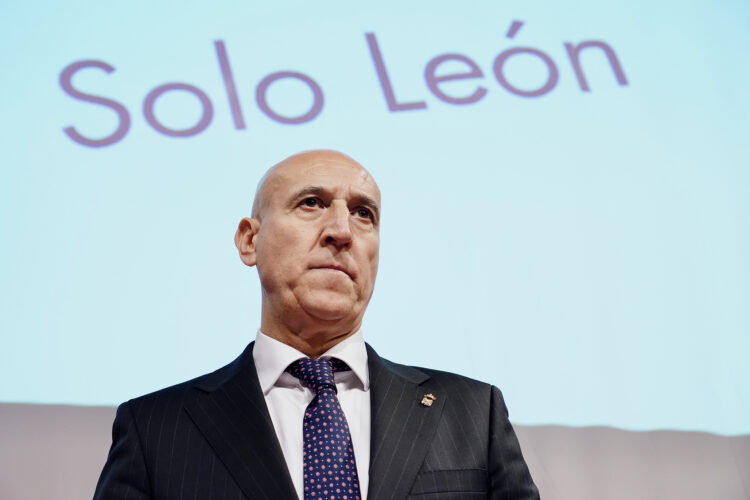 José Antonio Diez presenta el informe jurídico sobre el proceso de autonomía para la provincia de León. / Campillo