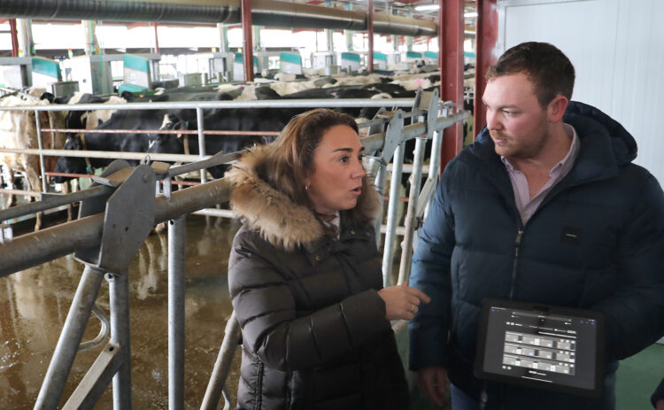 Abonados 15,9 millones de euros de las ayudas a la incorporación de jóvenes al campo 1 La Consejera de Agricultura visita la granja de los hermanos Fernández Martín, en Dehesa de Romanos (Palencia), que cuenta con un moderno sistema de ordeño de vacas. / Brágimo
