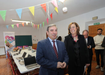 Sanz Merino presenta, junto a Ángeles Armisén, las aulas itinerantes de CyL Digital en Santoyo, Palencia. / Brágimo