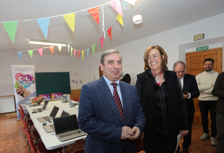 Sanz Merino presenta, junto a Ángeles Armisén, las aulas itinerantes de CyL Digital en Santoyo, Palencia. / Brágimo