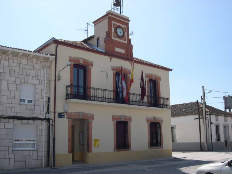 Edificio de la Casa Consistorial de Adrados / E.A.