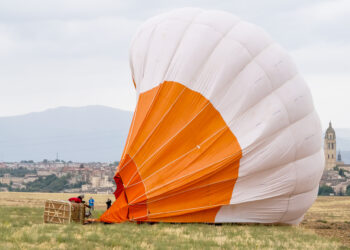 Según los dueños, los globos aterrizan sobre terrenos privados, con el consiguiente perjuicio. / MIGUEL ÁNGEL FERNÁNDEZ