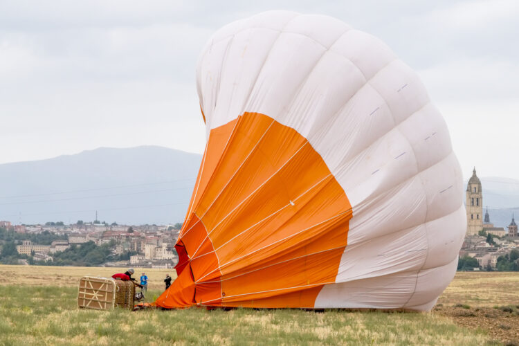 Agricultores y ganaderos, abiertos al consenso por los vuelos de globos sobre sus tierras 1 Según los dueños, los globos aterrizan sobre terrenos privados, con el consiguiente perjuicio. / MIGUEL ÁNGEL FERNÁNDEZ