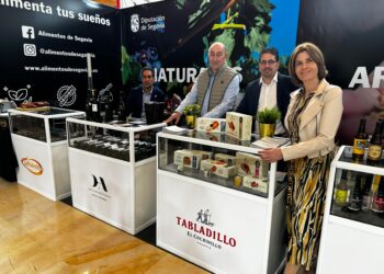 Miguel Ángel de Vicente y Magdalena Rodríguez en el stand de Alimento de Segovia / Diputación