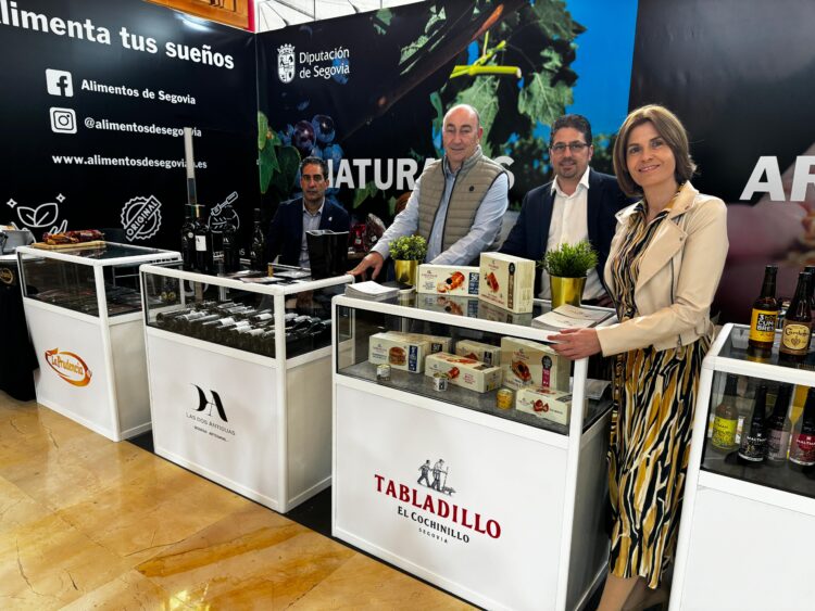 Miguel Ángel de Vicente y Magdalena Rodríguez en el stand de Alimento de Segovia / Diputación