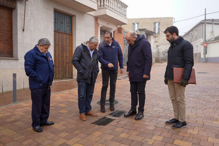 De Vicente en su visita a la localidad de Coca / DIPUTACIÓN DE SEGOVIA