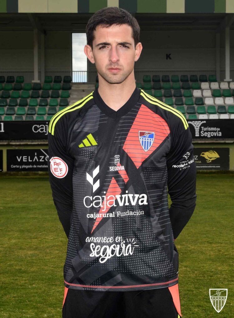 La Segoviana incorpora al portero Daniel Parra, de 25 años procedente del Lleida 1 Daniel Parra, con la camiseta de la Segoviana./ J.M.-G. SEGOVIANA