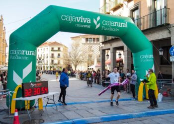 Momento en el que Aitor Exteberria cruza la meta como ganador de la decimotercera Carrera Monumental./ HÉCTOR CRIADO