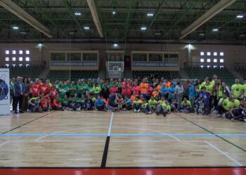 Foto de familia de los participantes en el Tercer Encuentro de Deporte Adaptado que se llevó a cabo en el pabellón Pedro Delgado./ HÉCTOR CRIADO