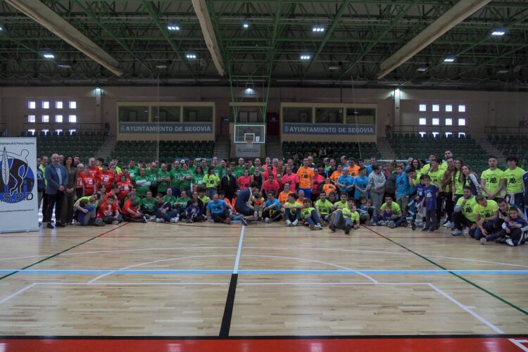 Foto de familia de los participantes en el Tercer Encuentro de Deporte Adaptado que se llevó a cabo en el pabellón Pedro Delgado./ HÉCTOR CRIADO